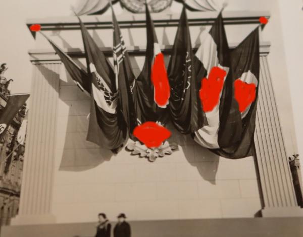 Foto Adler-Statue mit vielen Fahnen - Berlin ?